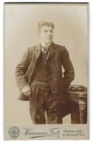 Fotografie Hermann Tietz, Hamburg, Gr. Burstah 12 /14, Portrait eines eleganten Herrn in Anzug