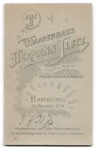 Fotografie Hermann Tietz, Hamburg, Gr. Burstah 12 /14, Portrait eines eleganten Herrn in Anzug