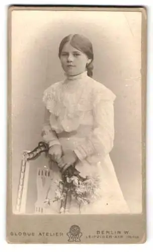 Fotografie Globus Atelier, Berlin, Leipziger-Str.132-135, Junge Frau in weissem Kleid mit Blumenstrauss