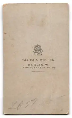 Fotografie Globus Atelier, Berlin, Leipziger-Str.132-135, Junge Frau in weissem Kleid mit Blumenstrauss