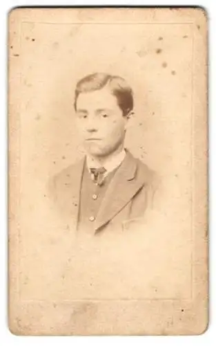 Fotografie Professor Roux, Cassel, Spohrweg Nr. 11, Portrait eines jungen Mannes in Anzug