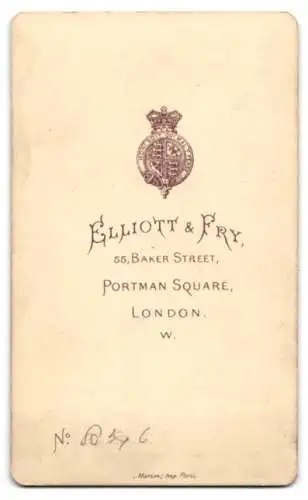 Fotografie Elliott & Fry, London, 55 Baker St, Porträt eines jungen Mädchens mit Kreuzanhänger