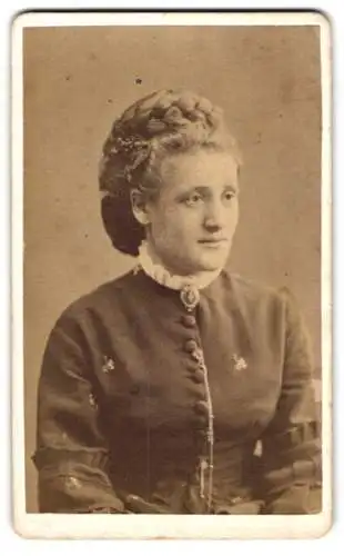 Fotografie C.W. Hensgen, Eisenach, Obere Querstr. B 78, Porträt einer jungen Frau in eleganter Kleidung