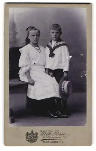 Fotografie Wilhelm Risse, Marburg, Zwei Kinder in traditioneller Kleidung