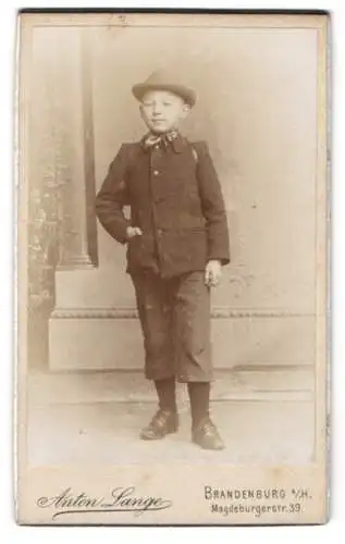 Fotografie Anton Lange, Brandenburg, Magdeburgerstr. 39, Junge mit Anzug und Hut