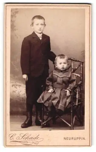 Fotografie C. Schade, Neuruppin, Zwei Kinder in traditioneller Kleidung