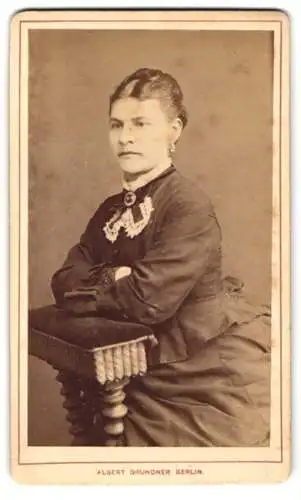 Fotografie Albert Grundner, Berlin, Unter den Linden 54-55, Portrait einer Dame in elegantem Kleid