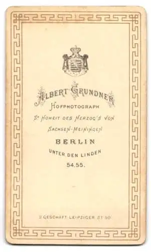 Fotografie Albert Grundner, Berlin, Unter den Linden 54-55, Portrait einer Dame in elegantem Kleid