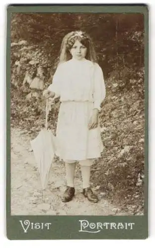 Fotografie unbekannter Fotograf und Ort, Mädchen mit weissem Kleid und Regenschirm im Grünen