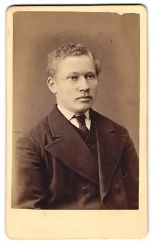 Fotografie Wilhelm Ernst, Hannover, Angerstrasse 13a, Portrait eines jungen Mannes im Anzug