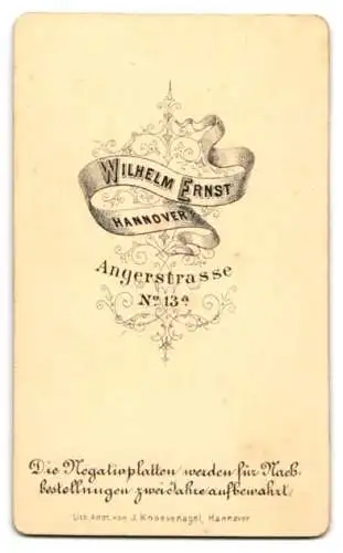 Fotografie Wilhelm Ernst, Hannover, Angerstrasse 13a, Portrait eines jungen Mannes im Anzug