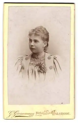 Fotografie G. Gronemann, Walsrode, Porträt einer jungen Dame mit Blumendekoration