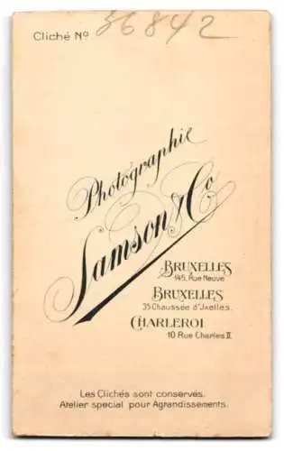 Fotografie Samson & Co, Bruxelles, 145 Rue Neuve, Porträt einer Frau in eleganter Kleidung