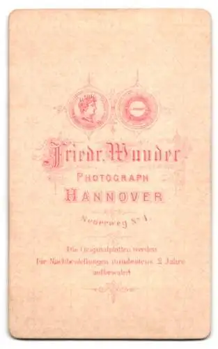 Fotografie Friedr. Wunder, Hannover, Neuerweg No. 4, Porträt eines Mannes mit welligem Haar und Schnurrbart