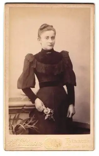 Fotografie Theodor Petersen, Hamburg, Langereihe 4, Frau in elegantem Kleid mit Blumenstrauss