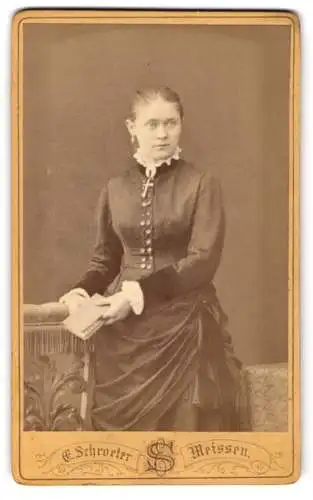 Fotografie Ernst Schroeter, Meissen, Obergasse 597, Junge Frau mit Buch in dunklem Kleid