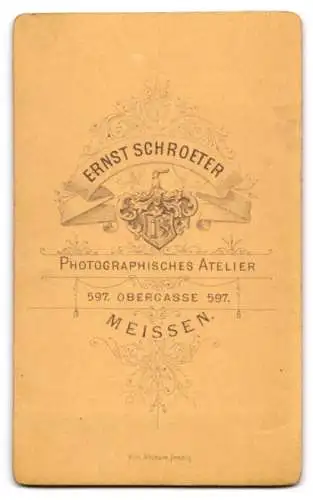 Fotografie Ernst Schroeter, Meissen, Obergasse 597, Junge Frau mit Buch in dunklem Kleid