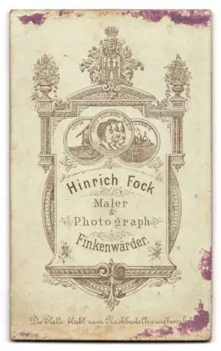 Fotografie Hinrich Fock, Finkenwärder, Junge Dame in elegantem Kleid neben Rosenstrauch