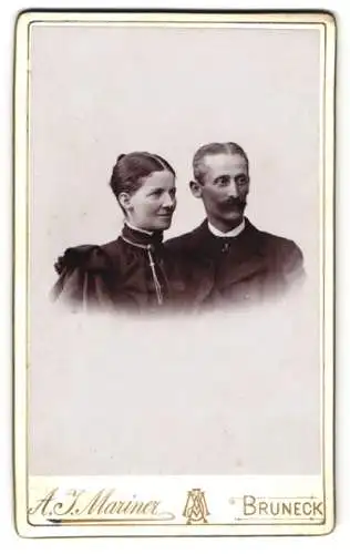 Fotografie A. J. Mariner, Bruneck, Porträt eines eleganten Paares.