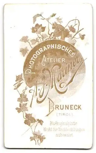 Fotografie A. J. Mariner, Bruneck, Porträt eines eleganten Paares.