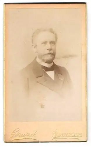 Fotografie Géruzet Frères, Bruxelles, 35 Rue de l`Ecuyer, Portrait eines Mannes mit Bart und elegantem Anzug