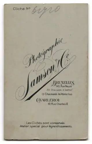 Fotografie Samson & Co, Brüssel, 145 Rue Neuve, Porträt einer Frau in aufwendig gemustertem Kleid