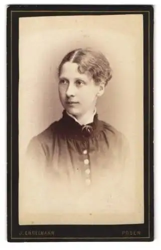 Fotografie J. Engelmann, Posen, Wilhelmstrasse 8, Portrait Brünette Dame trägt Bluse mit Knopfleiste