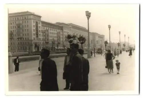 2 Fotografien unbekannter Fotograf, Ansicht Berlin, Stalinallee - Strassenansicht