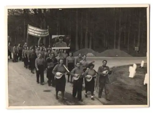 6 Fotografien Purwin, Schwerin, Ansicht Schwerin, 1. Mai Arbeiter-Demonstrationszug