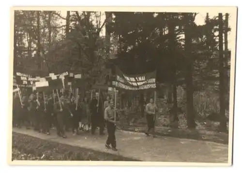 6 Fotografien Purwin, Schwerin, Ansicht Schwerin, 1. Mai Arbeiter-Demonstrationszug