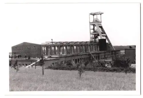 5 Fotografien unbekannter Fotograf, Ansicht Salzgitter, Erzbergbau Salzgitter AG, Bergwerk / Grube Hannoversche Treue