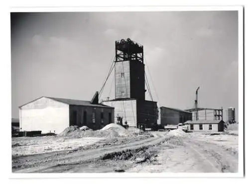 3 Fotografien unbekannter Fotograf, Ansicht Salzgitter, Erzbergbau Salzgitter AG, Schacht Konrad I, Förderturm u.a.