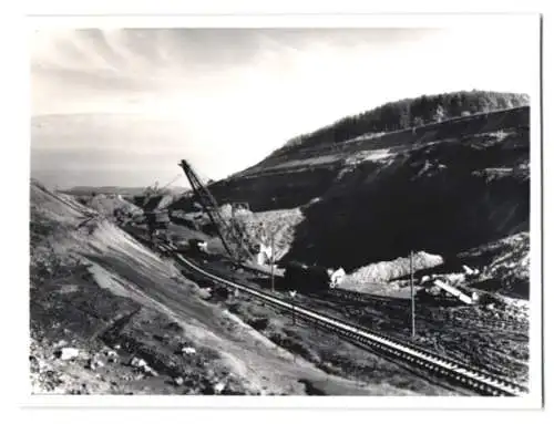 3 Fotografien unbekannter Fotograf, Ansicht Salzgitter, Erzbergbau Salzgitter AG, Schacht Konrad I, Förderturm u.a.