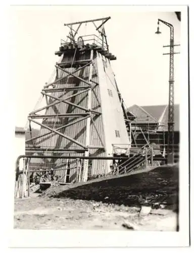 6 Fotografien unbekannter Fotograf, Ansicht Gross-Rhüden, Bergwerk - Kaliwerk, Förderanlagen, Förderturm