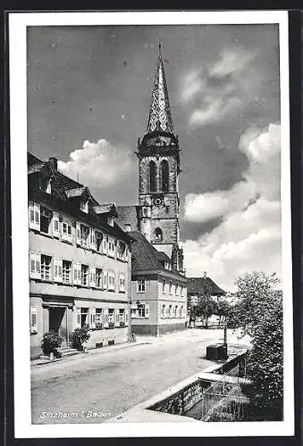 AK Sinzheim i. Baden, Strassenpartie mit Kirche