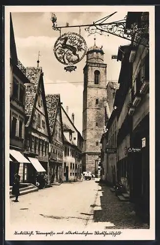 AK Dinkelsbühl, Blick aus der Turmgasse geg.St.Georgskirche, rechts altes Wirtshaus Zum Braunen Hirschen