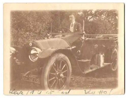 Fotografie Auto Cabriolet, Gentleman im Anzug sitzt am Steuer