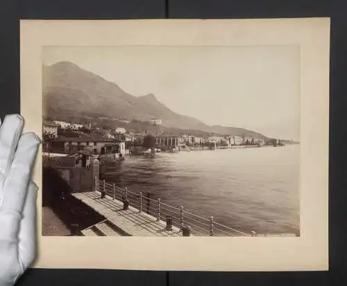 Fotografie unbekannter Fotograf, Ansicht Gardone, Blick auf den Ort am Gardasee, Strada di Ponale, Grossformat 32 x 25cm