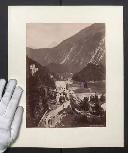 Fotografie unbekannter Fotograf, Ansicht Nassereith-Fernstein, Blick nach dem Ort mit Burg Fernstein und Pass Fernstein