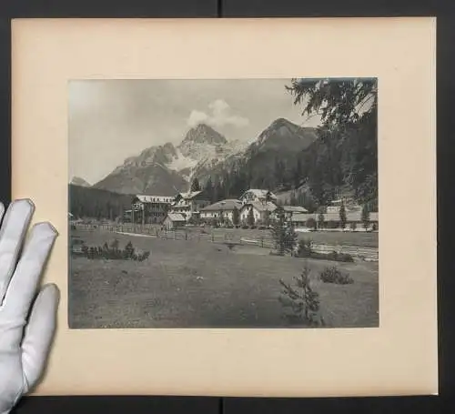 Fotografie unbekannter Fotograf, Ansicht Schluderbach, Blick auf den Ort mit Bergen, Plätzwiesen mit Hohe Gaisl