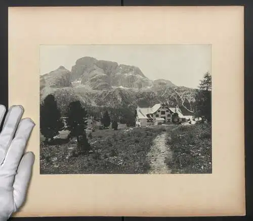 Fotografie unbekannter Fotograf, Ansicht Schluderbach, Blick auf den Ort mit Bergen, Plätzwiesen mit Hohe Gaisl