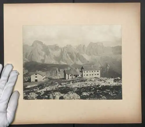 Fotografie Würthle & Sohn, Salzburg, Ansicht Fiè allo Sciliar, Schlernhäuser m. Rosengarten, Grasleiten Hütte