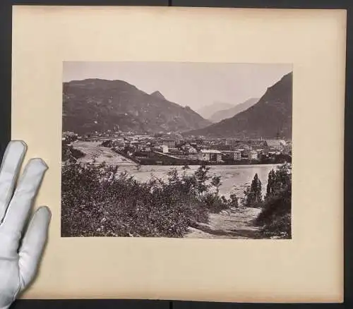 Fotografie unbekannter Fotograf, Ansicht Bozen, Blick nach der Stadt mit Bergpanorama, Blick zum Kaltersee