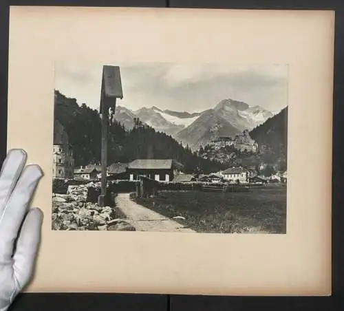 Fotografie Würthle & Sohn, Salzburg, Ansicht Taufers, Blick zum Ort mit Wegekreuz, Leipziger Hütte Gletscher