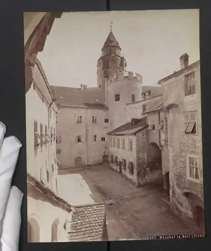 Fotografie Otto Schmidt, Wien, Ansicht Hall / Tirol, Blick in den Münzhof mit Turm