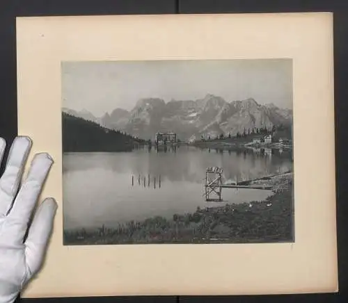 Fotografie Würthle & Sohn, Salzburg, Ansicht Misurina, Blick über den See zum Grand Hotel, Misurina See