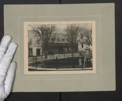 Fotografie Nikolaus Kuss, Mariazell, Ansicht Mariazell, Brunnen mit Geschäft Jos. Königsberger