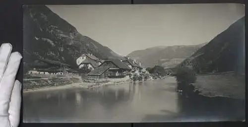 Fotografie unbekannter Fotograf, Ansicht Ottensheim, Blick entlang des Flusses nach dem Ort mit Bergpanorama, 39 x 20cm