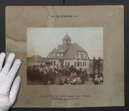 Fotografie unbekannter Fotograf, Ansicht Mittelbach, Weihe der neuen Schule am 16. Julie 1911