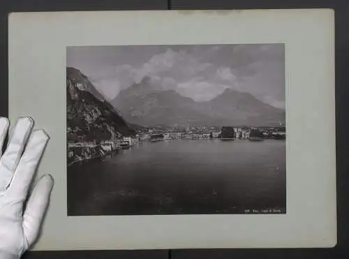 Fotografie Lichtdruck unbekannter Fotograf, Ansicht Riva, Blick auf die Stadt am Largo di Garda, Ponalefall